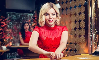 Một nhóm người đang thảo luận hoặc nhận tư vấn từ một chuyên gia, với biểu tượng tai nghe và trái tim ở phía sau, tượng trưng cho dịch vụ hỗ trợ và tư vấn chuyên nghiệp.